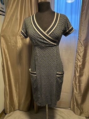 Black & White V-Neck Knit Midi Dress with Pocket Trim